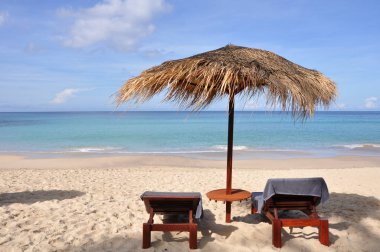 Gündüz plajda güzel bir şemsiye