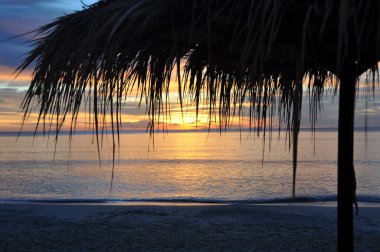 gün batımında sahilde güzel bir şemsiye