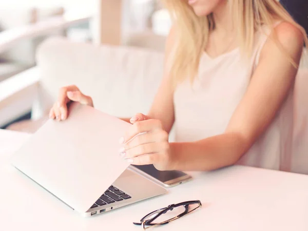 Una joven empresaria está trabajando en un portátil — Foto de Stock