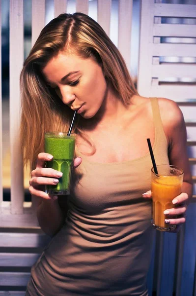 Gadis muda yang cantik di kafe kesehatan minum smoothie. Pergilah vegetarian. Ayo. Hidup sehat dengan produk alam . — Stok Foto