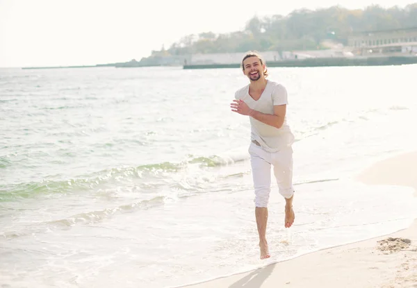 Przystojny szczęśliwy młody chłopak jest wzdłuż morza — Zdjęcie stockowe