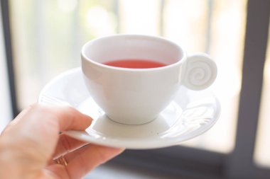 Bir kız sabah çay getiriyor