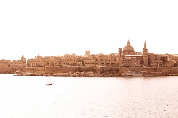 An amazing panoramic view of an ancient capital city Valletta in Malta — Stock Photo, Image