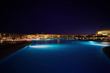 gece yıldızların altında büyük bir Yüzme Havuzu