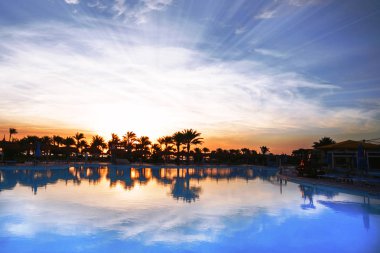 şaşırtıcı gündoğumu, büyük bir Yüzme Havuzu