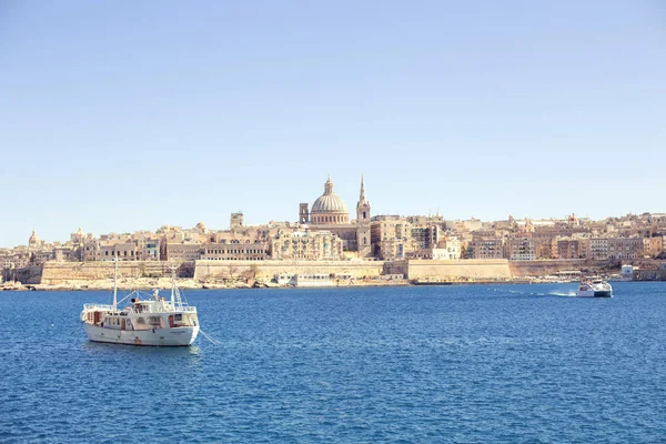 Una splendida vista panoramica di un'antica capitale La Valletta a Malta con una barca nel mare — Foto Stock