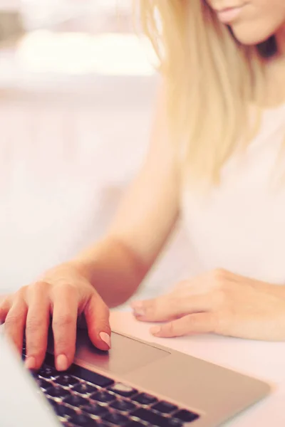 Una chica joven, manos femeninas están imprimiendo en un ordenador portátil en un café, mujer de negocios , — Foto de Stock