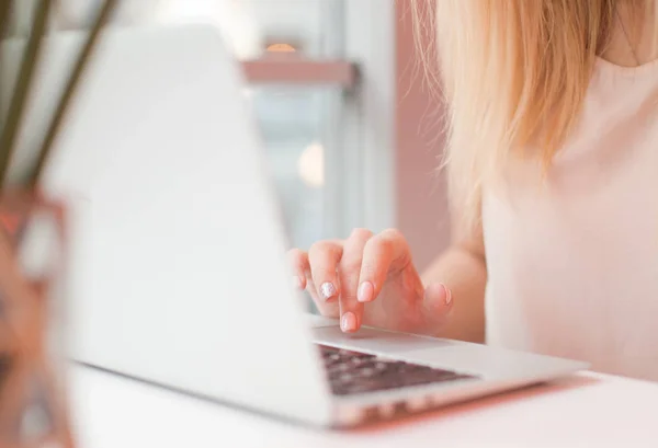 A young girl, female hands are printing on a laptop in a cafe , business woman, — Stock Photo, Image