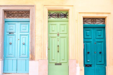 Malta bir evde üç parlak antik kapı