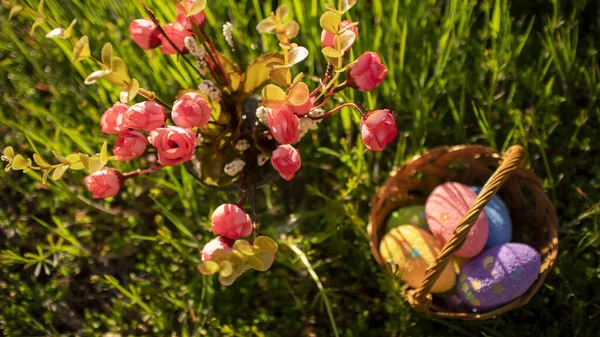 Buona Pasqua. Colorate uova di Pasqua nascoste nell'erba verde. Caccia alle uova di Pasqua per bambini . Foto Stock