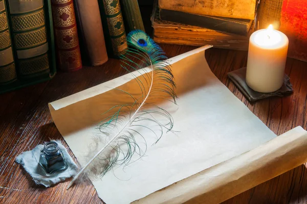 Quill'in kalem mum ışığında — Stok fotoğraf