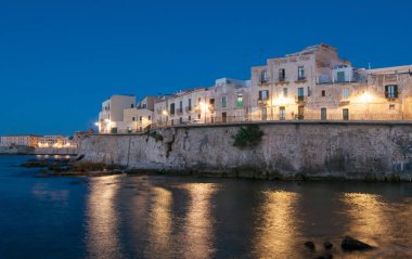 Ortigia, alacakaranlıkta eski Syracuse doğusunda