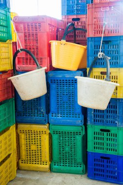 Yığın boş renkli meyve kutuları ve kova portakal hasat mevsiminde