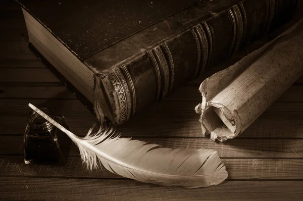 QUIll pen and old books