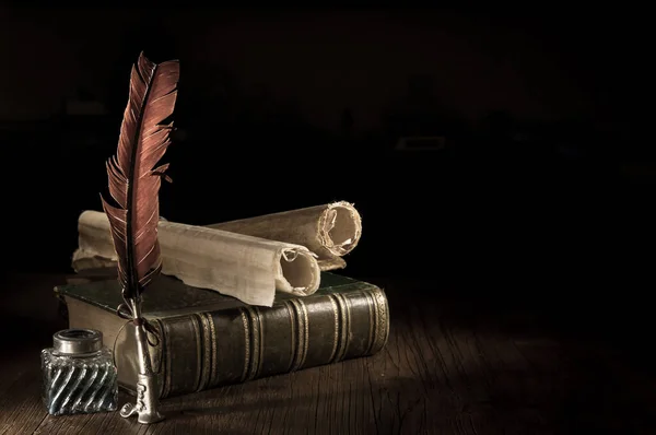 Pluma de pluma y libros antiguos — Foto de Stock