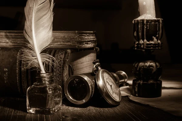 Pluma de pluma y libros antiguos — Foto de Stock