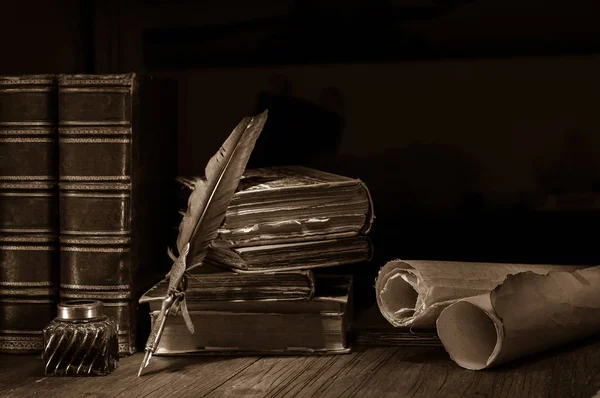 Pluma de pluma y libros antiguos —  Fotos de Stock