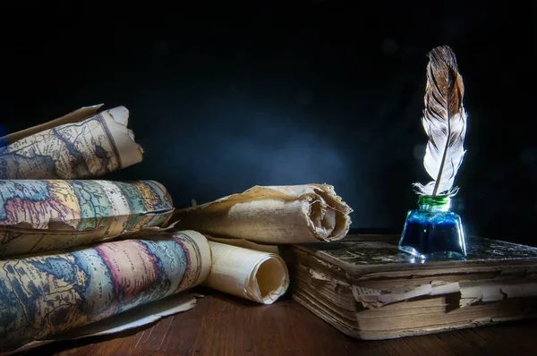 Caneta Quill Inkwell Velhos Mapas Enrolados Papéis Fundo Escuro — Fotografia de Stock