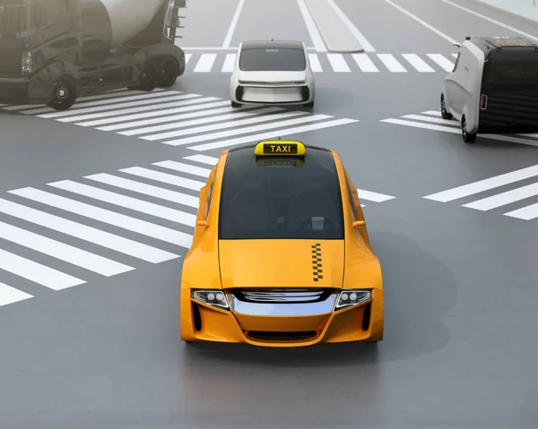 Желтое такси с электрическим двигателем едет по улице — стоковое фото