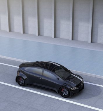 Siyah spor sedan kopya alanı ile sokakta