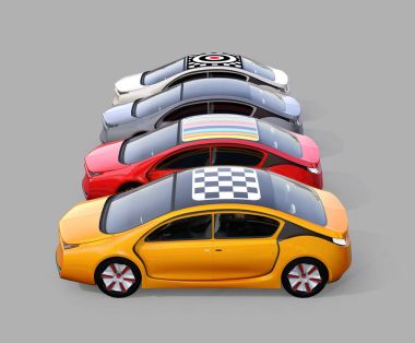 Gri arka plan üzerinde izole renkli elektrikli arabalar