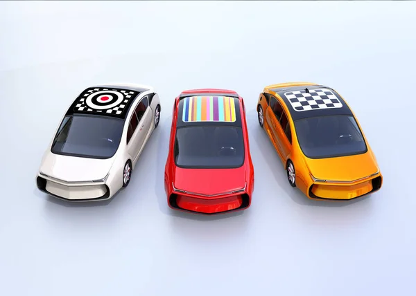 Εμπρόσθια όψη της πολύχρωμο ηλεκτρικά αυτοκίνητα με γραφικό μοτίβο στην οροφή — Φωτογραφία Αρχείου
