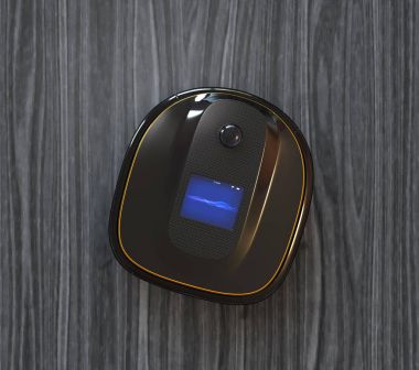 Laminat parke üzerinde siyah robot elektrik süpürgesi