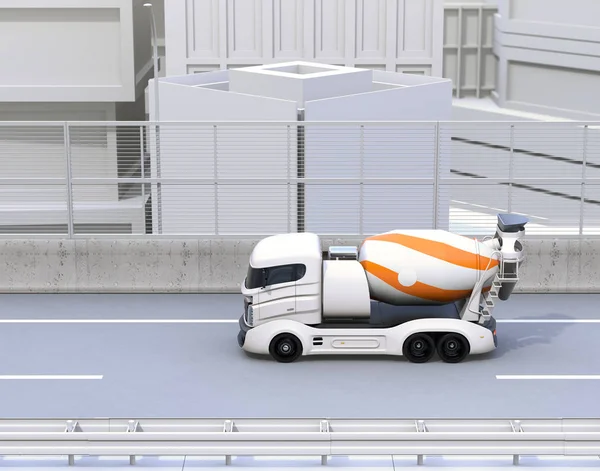 Betonmischer Elektro-LKW fährt auf der Autobahn — Stockfoto