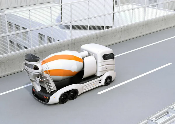 Бетономішалка електрична вантажівка, що їде по шосе — стокове фото