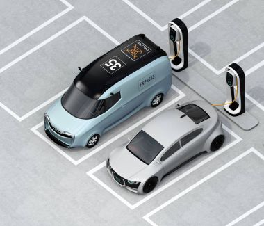 İzometrik görünümü gümüş sedan şarj istasyonu şarj ve elektrik minivan. 3D render resim.