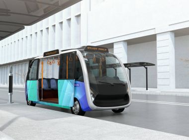 Kendi kendine sürüş servis otobüsü Otobüs terminalinde bekliyor. Elektrik için güneş panelleri ile donatılmış otobüs istasyonu. 3D render resim.