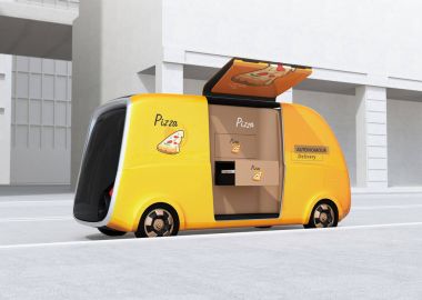 Dikiz yol kenarında park kendi kendine sürüş pizza teslimatı. Son bir mil kavramı. 3D render resim.