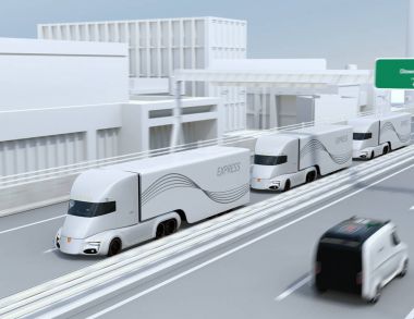 Otoyolda sürüş kendi kendine sürüş elektrik yarı kamyon Filosu. 3D render resim.