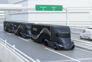 Kendi kendine otoyolda sürüş elektrik yarı kamyon sürüş siyah Filosu. 3D render resim.