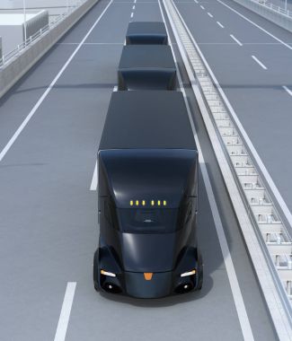 Kendi kendine otoyolda sürüş elektrik yarı kamyon sürüş siyah Filosu. 3D render resim.