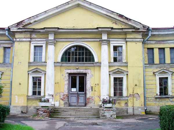 Klasik Tarzda Harap Olmuş Bir Bina — Stok fotoğraf