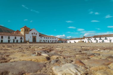 Iglesia de Villa de Leyva vista desde un ngulo bajo