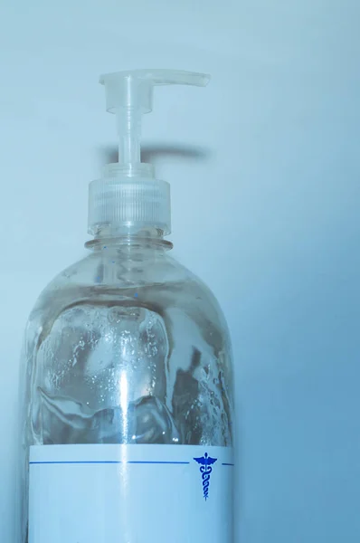 Covid19 Coronavirus gibi virüslerin yol açtığı hastalıkları önlemek için önlem olarak antibakteriyel jel kullanan eller. Bogota Kolombiya 'da ışık ve mavi arka planda el temizliği. Botella de Jabn antibakteriyel para la limpieza de las manos.