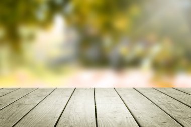 Ahşap masa ve bulanıklık sonbahar orman arka plan.