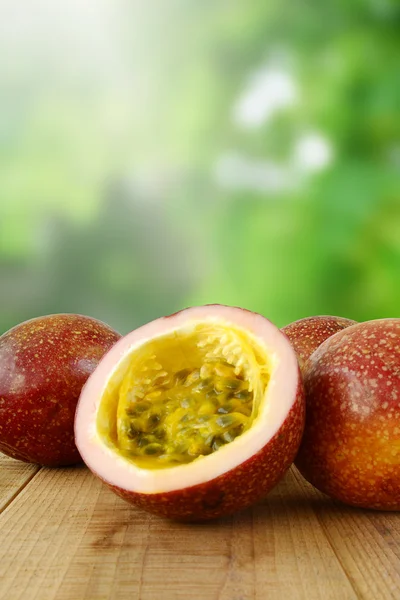 Tahta masada tutku meyvesi.