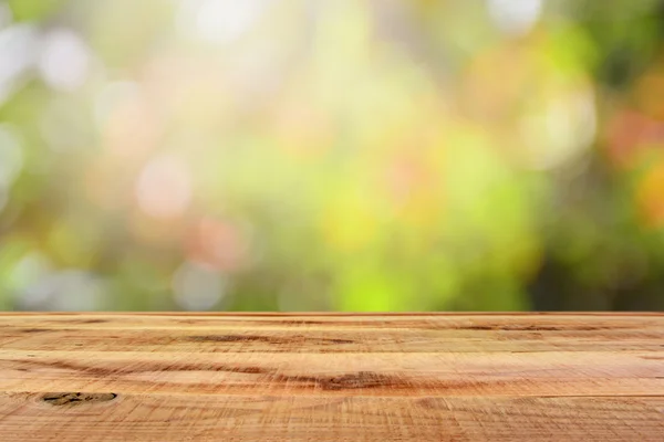 Holzschreibtisch und verschwommener Hintergrund. — Stockfoto