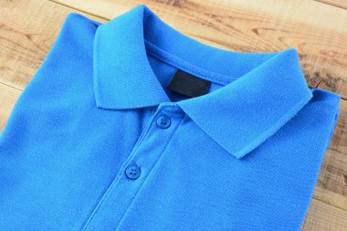 Mavi Polo T-shirt üzerine ahşap.