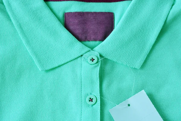 Licht groene polo t-shirt en lege label. — Stockfoto