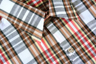 Ekose gömlek kadar kapatın.