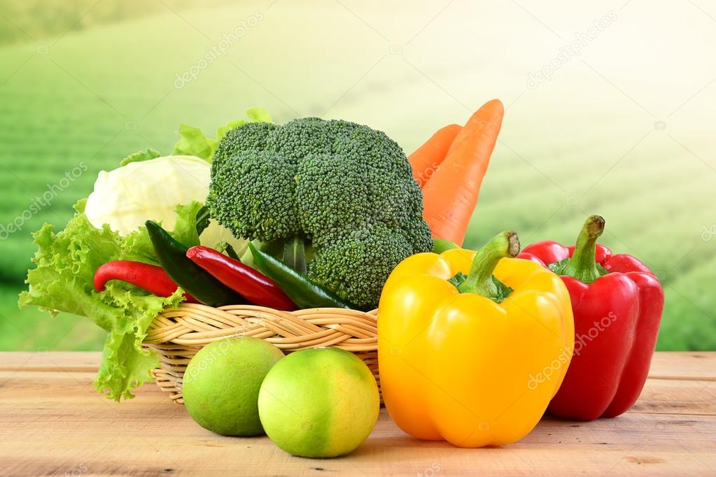 Овощи свежие на столе. Овощи. Свежие овощи и фрукты. Овощик. Овощи для щей.