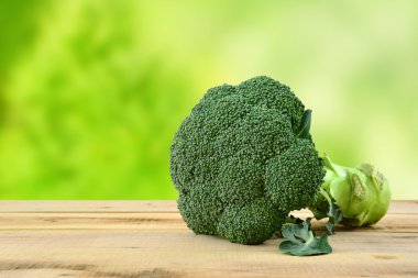 Brokoli ahşap masa ve yeşil renkli.