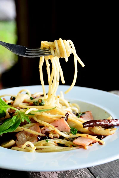 Pastırma biber ve sarımsak beyaz tabakta spagetti.