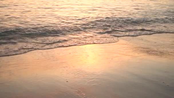 Hermosa Puesta Sol Naturaleza Sobre Playa Tropical Cerca Ola Marina — Vídeos de Stock