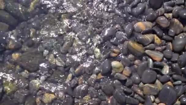 关闭水晶清澈的海水和海浪在石头上 慢动作 — 图库视频影像