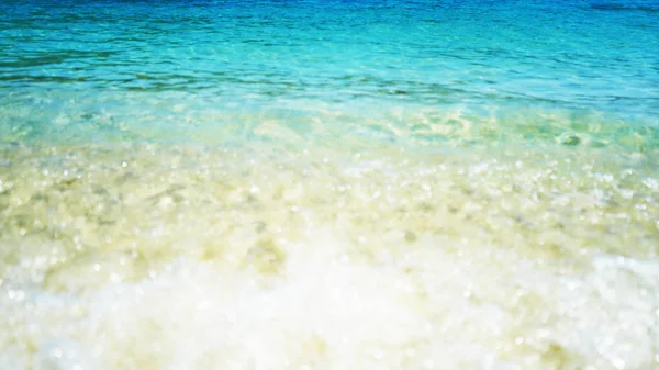 海の青みがかった水 夏のビーチ抽象的な背景 — ストック写真